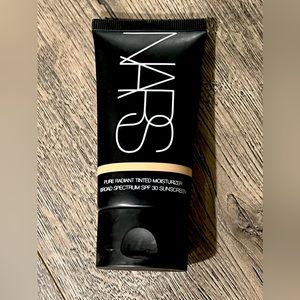 Nars tinted moisturizer groenland light 3 spf 30